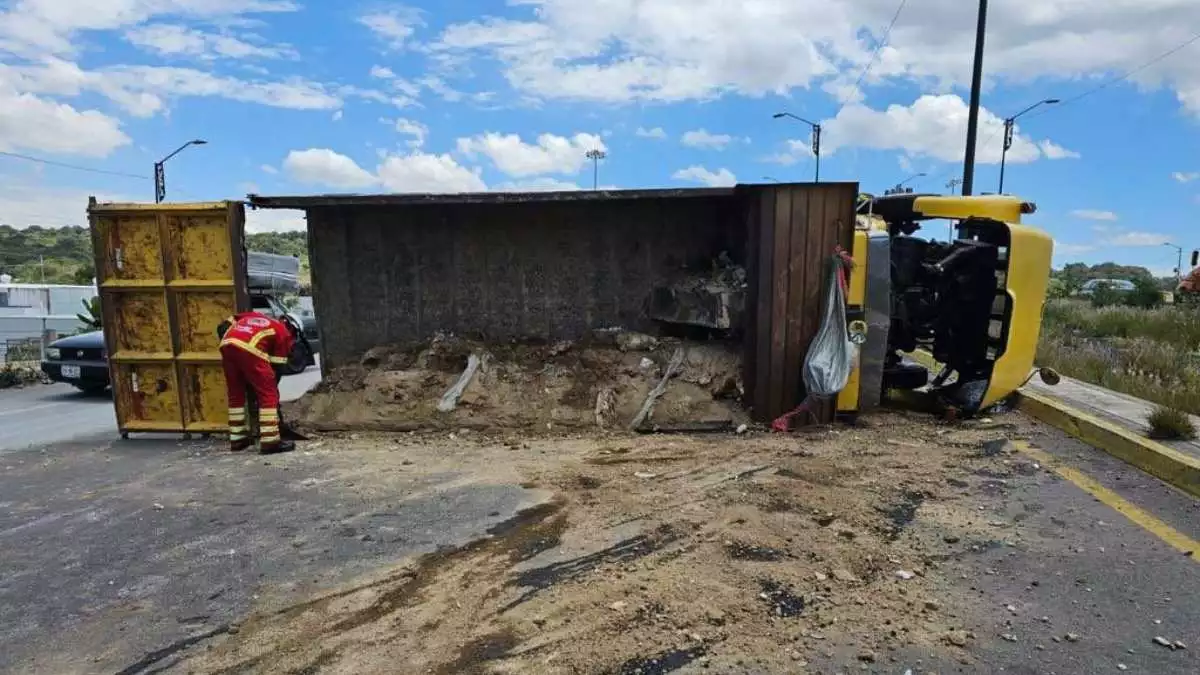 Doble volcadura en Periférico Ecológico: ¿qué ocurrió?