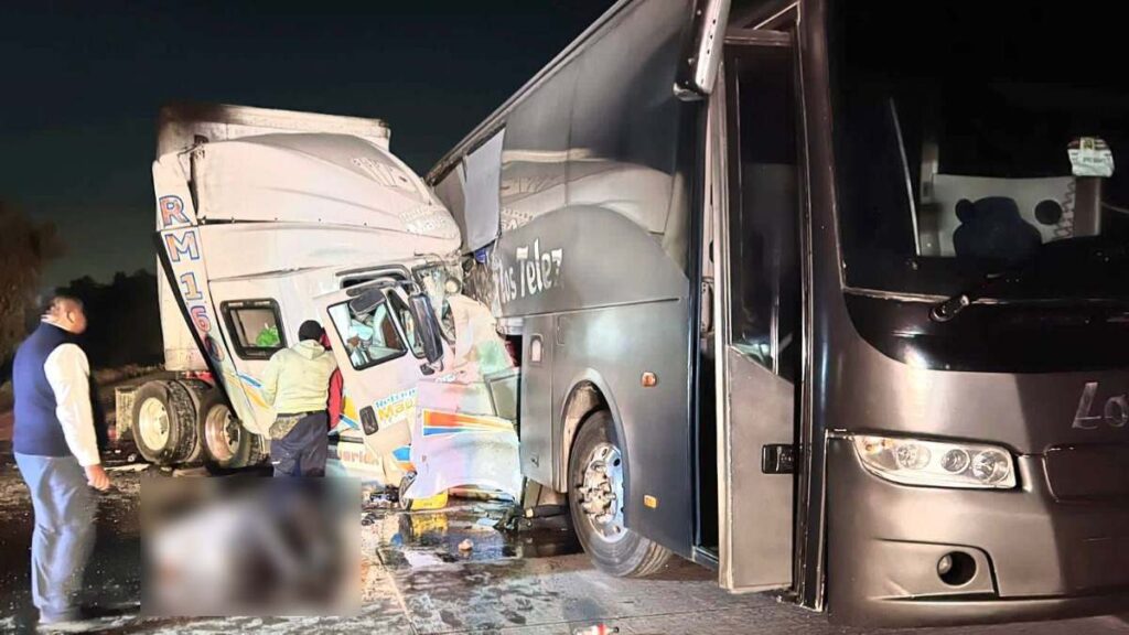 Dos muertos deja choque entre autobús de grupo Los Telez y tráiler en la Puebla-Orizaba