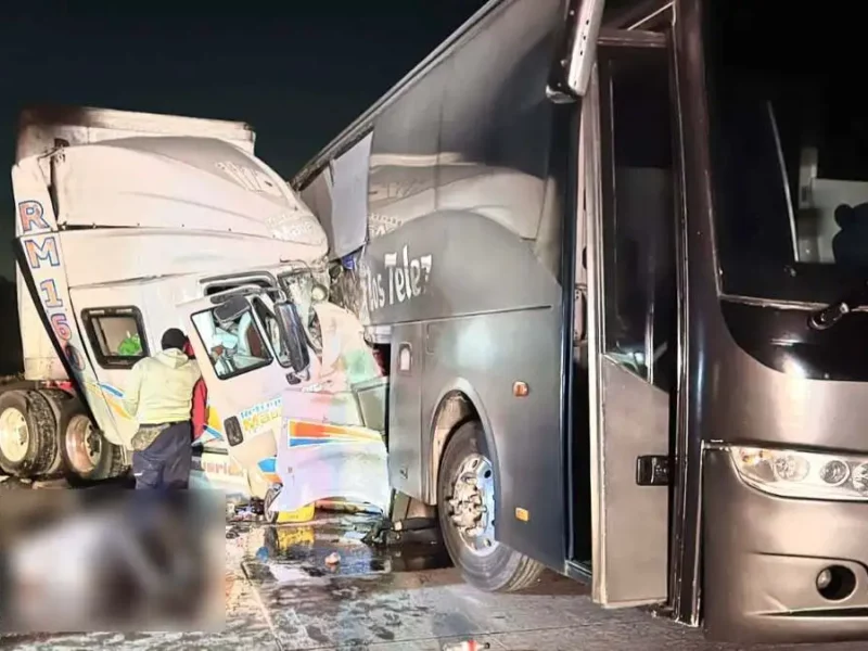 Dos muertos deja choque entre autobús de grupo Los Telez y tráiler en la Puebla-Orizaba