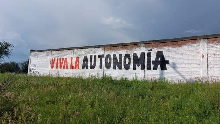 Pared con leyenda "Viva la autonomía" en San Lucas Nextetelco, Juan C. Bonilla.