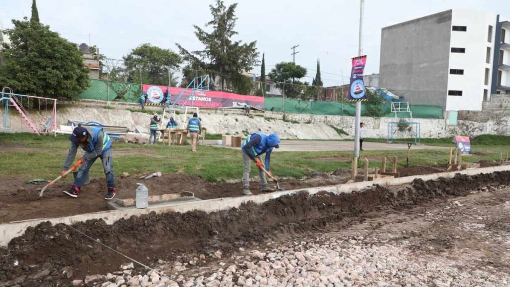 Trabajadores rehabilitando parque en San Sebastián Aparicio.