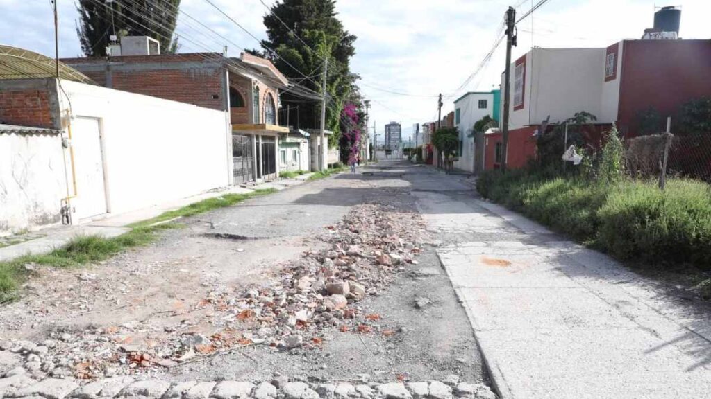 Calle con pavimento destruido que rehabilitará gobierno de Eduardo Rivera.