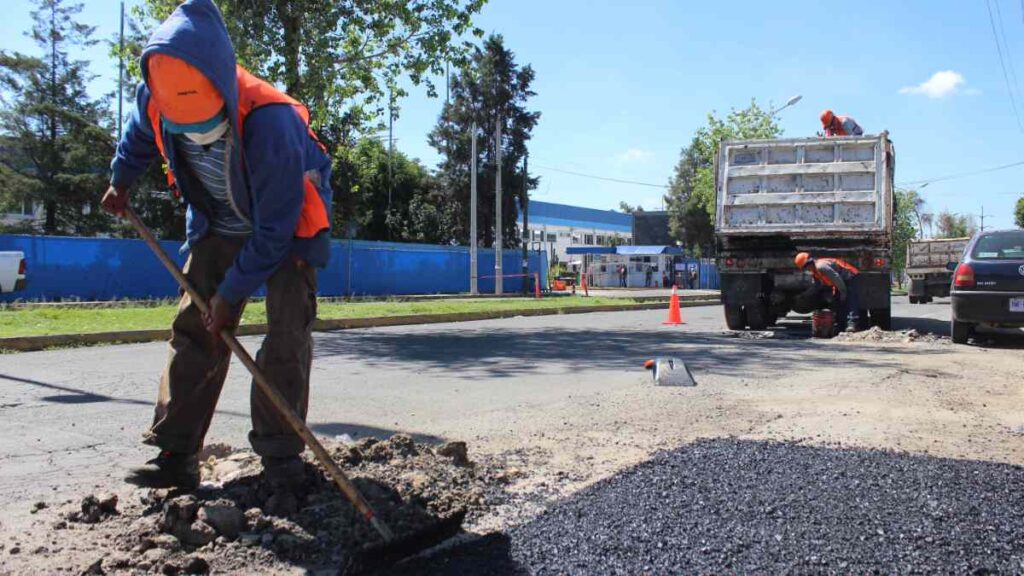 Trabajador bacheando calle por programa de Ayuntamiento de Puebla.