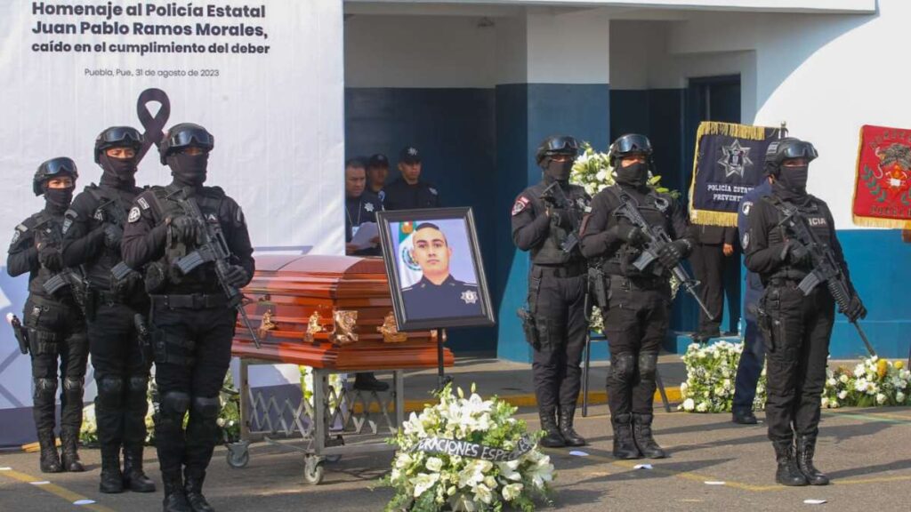 Sergio Salomón encabeza homenaje a Juan Pablo, policía asesinado en balacera en Xoxtla
