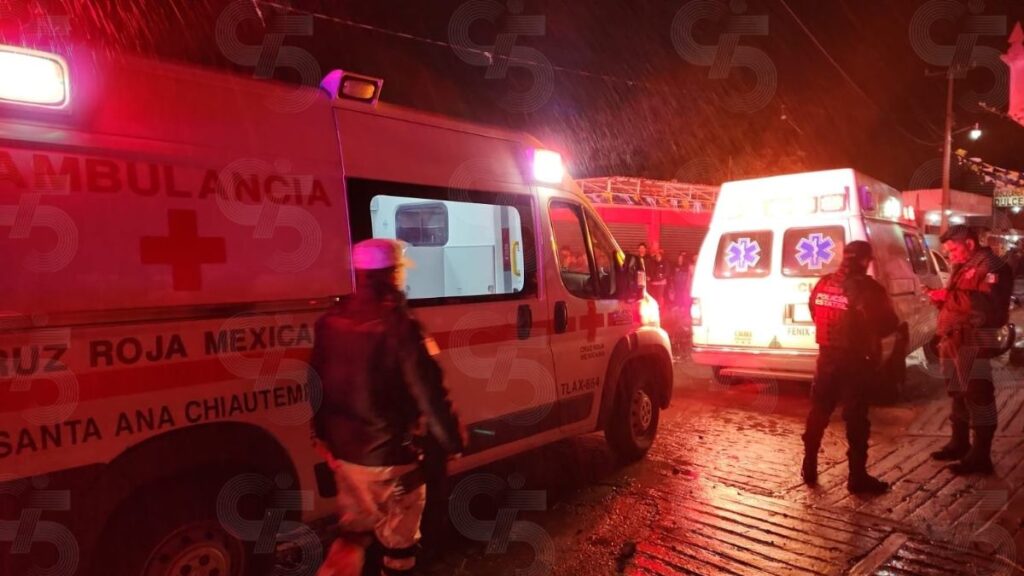 Ambulancias donde trasladaron a heridos por explosión de pirotecnia en Tlaxcala.