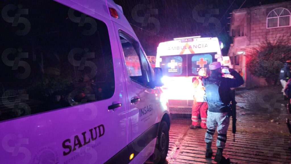Ambulancias y paramédicos en zona donde explotó pirotecnia en Tlaxcala.