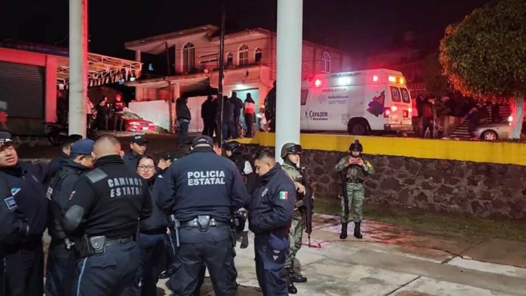 Policías de Tlaxcala resguardan zona de explosión de pirotecnia.