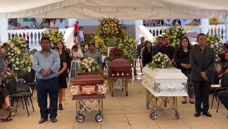 Rinden homenaje a regidor de Acatlán, asesinado con sus hijos