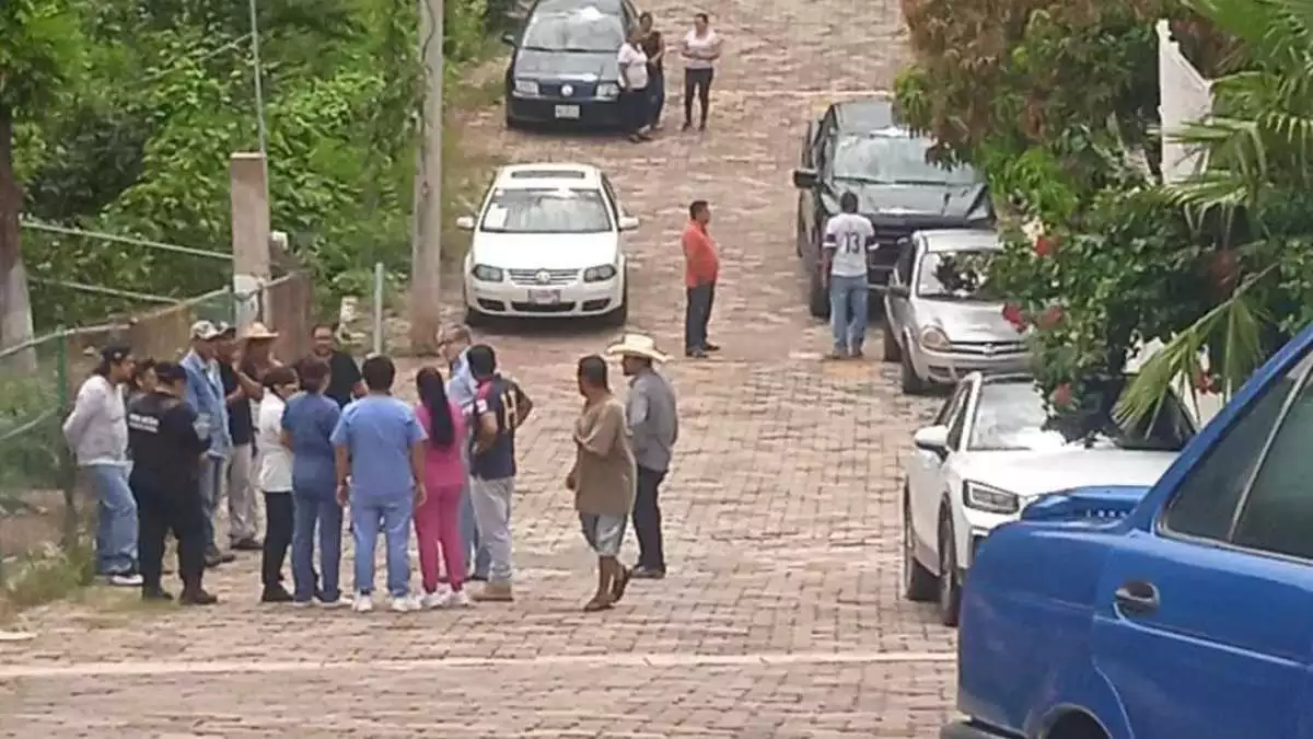 Hombre armado entra a clínica de salud a matar a un médico en Tecomatlán