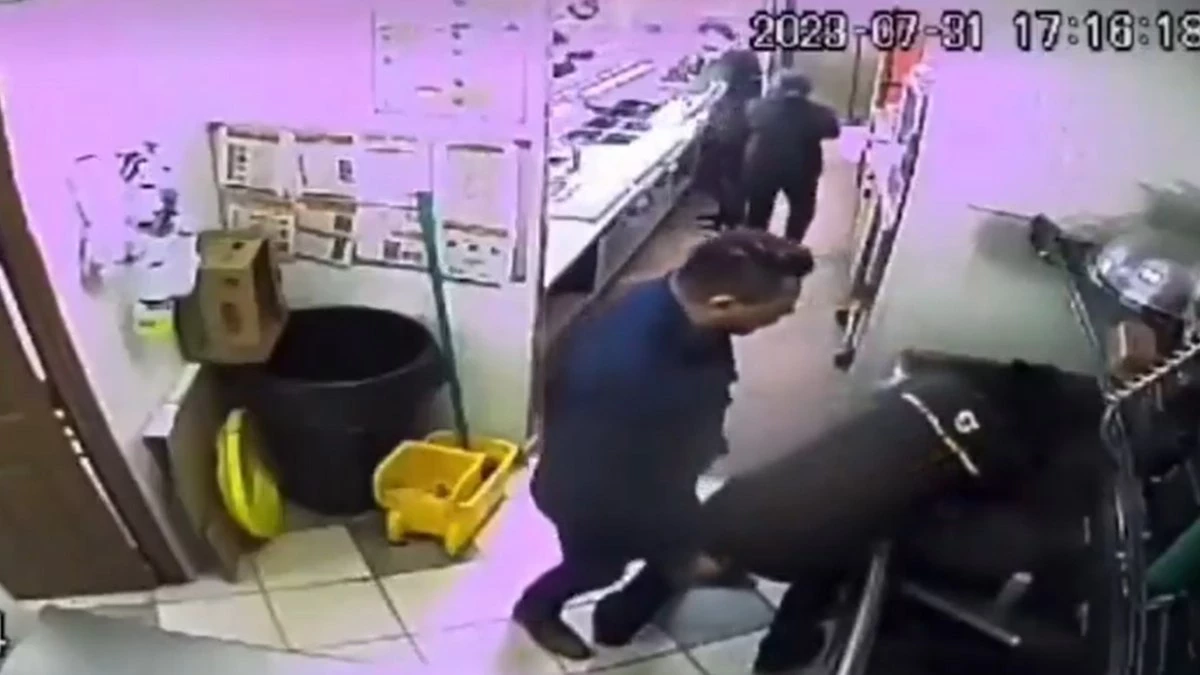 Hombre golpea brutalmente a empleado de Subway en San Luis Potosí