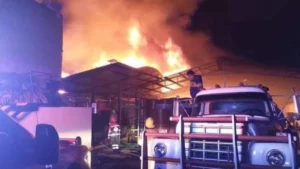Incendio consume fábrica de plásticos en Zacatlán, desalojan a 20 personas