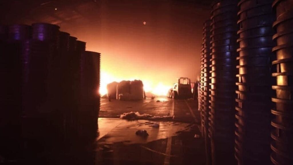 Fábrica de plástico se incendia en Zacatlán, Puebla.