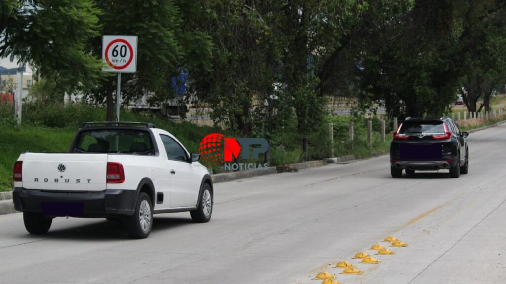 Autos circulan en la lateral Vía Atlixcáyotl, donde ya iniciaron las multas por exceder límites de cinemómetros en San Andrés Cholula.