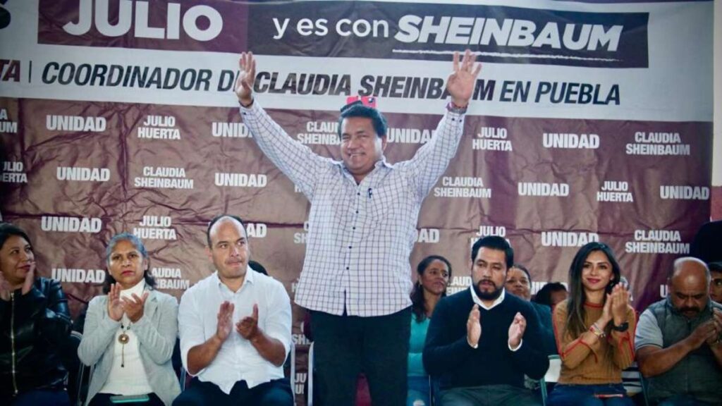 Julio Huerta saluda desde el estrado a asistentes del Encuentro por la Unidad al sur de la ciudad de Puebla.