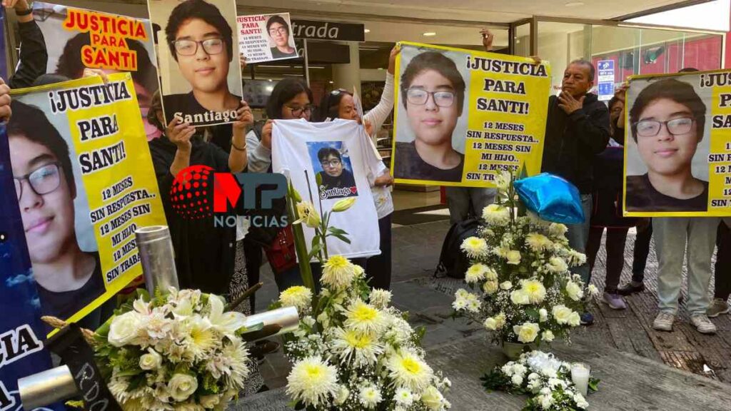 Familiares de niño muerto por caída de árbol en Puebla colocan ofrenda floral en l lugar de la tragedia.