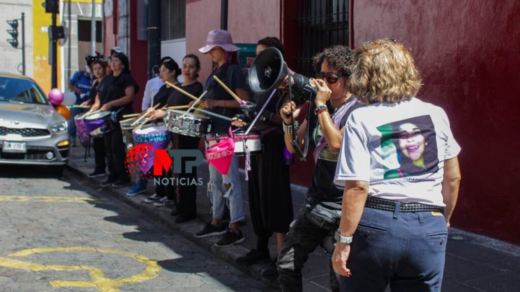 Con una batucada en la primera parada de la caravana que encabeza la mamá de Paulina Camargo, joven desaparecida en Puebla.