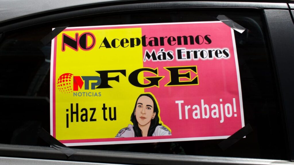 Cartel con leyenda "No aceptaremos más errores" en protesta por la desaparición de Paulina Camargo.