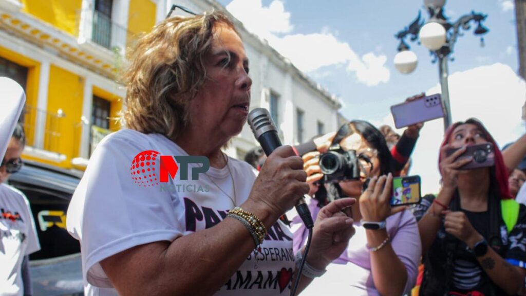 Mamá de Paulina Camargo, desaparecida en 2015, habla por micrófono afuera del Congreso de Puebla.
