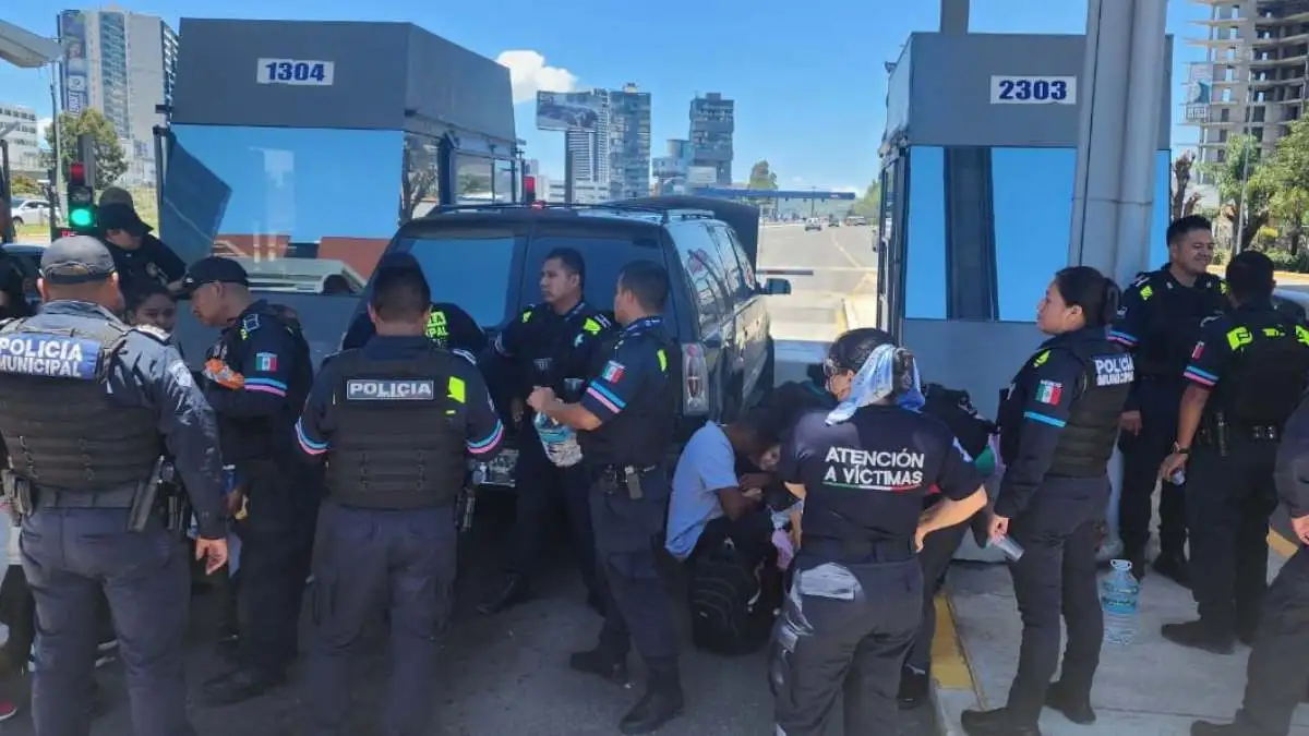 En persecución detienen a 'pollero' que trasladaba centroamericanos en caseta Atlixcáyotl