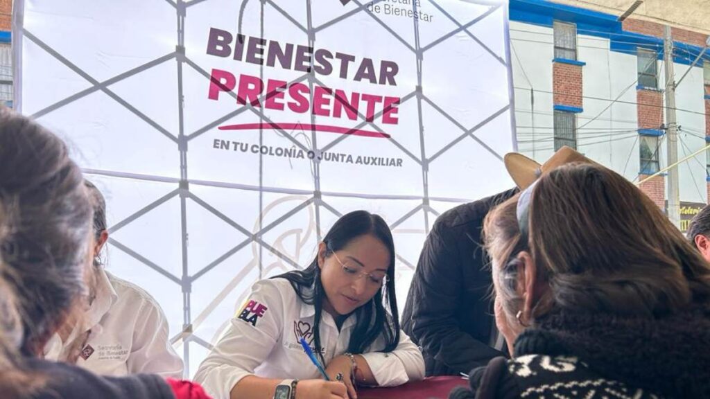 Secretaria de Bienestar Puebla atendiendo a ciudadanos.