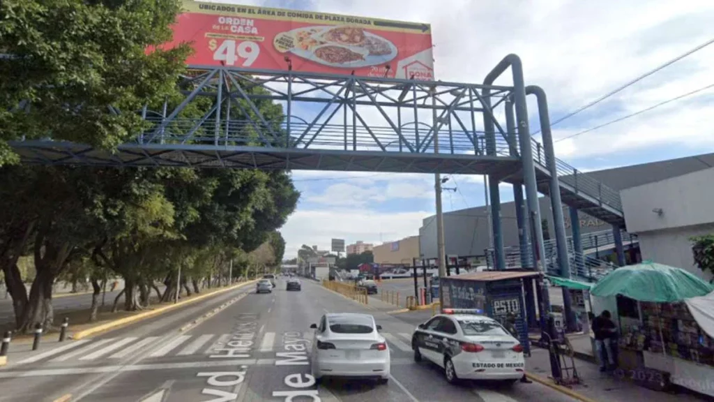 Puente peatonal de Plaza Dorada será sustituido por un semáforo: fecha de retiro