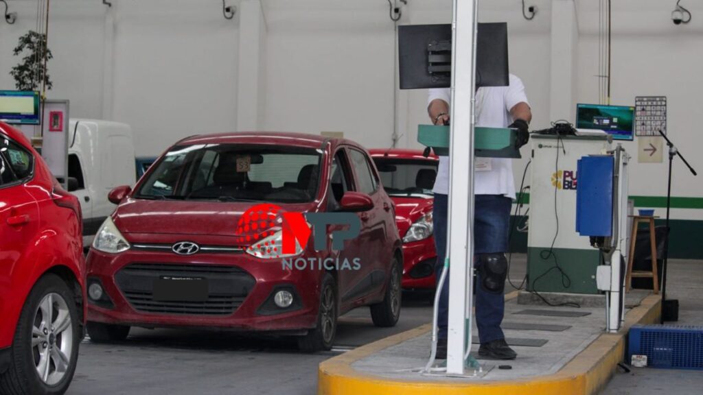 Conductor de auto rojo durante verificación vehicular en Puebla.