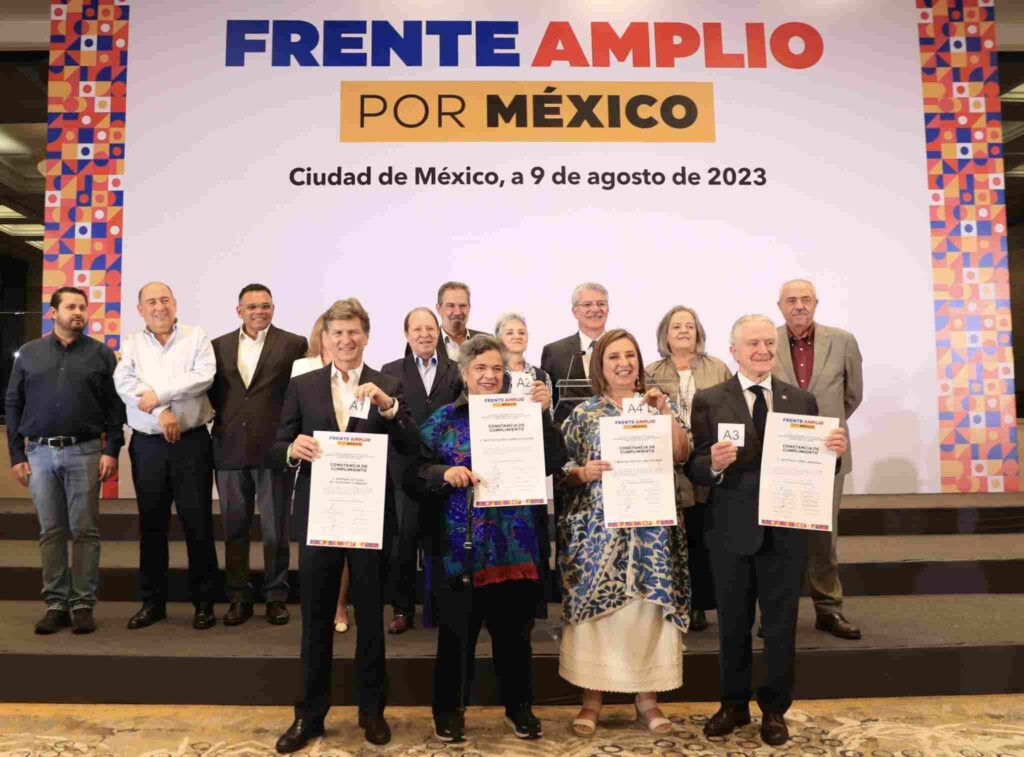 Enrique de la Madrid, Beatriz Paredes, Xóchitl Gálvez y Santiago Creel tras registrarse como aspirantes a candidatura presidencial por el 'Frente Amplio por México'.