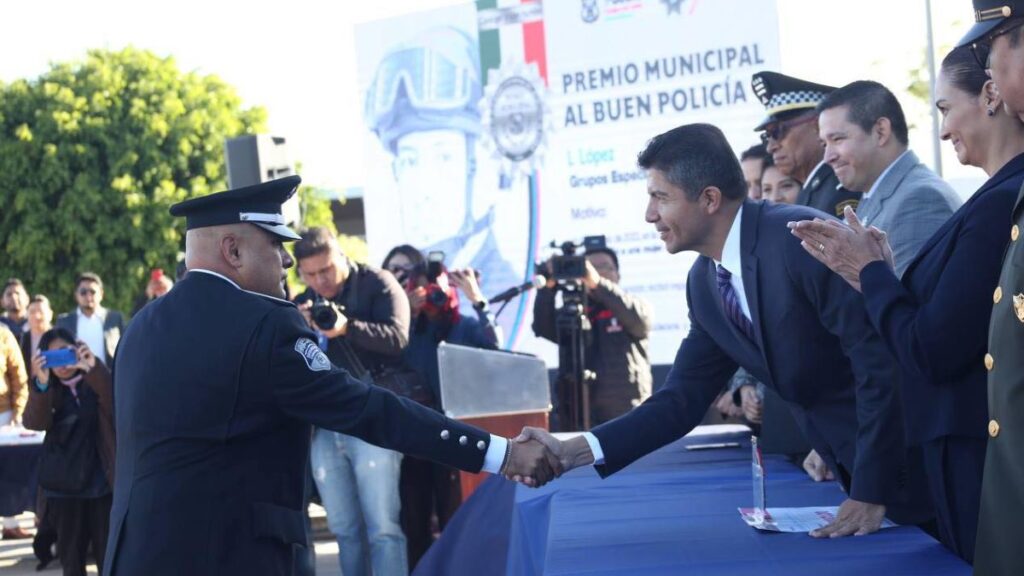 Eduardo rivera saluda a policías municipales y anuncia bonos anuales.