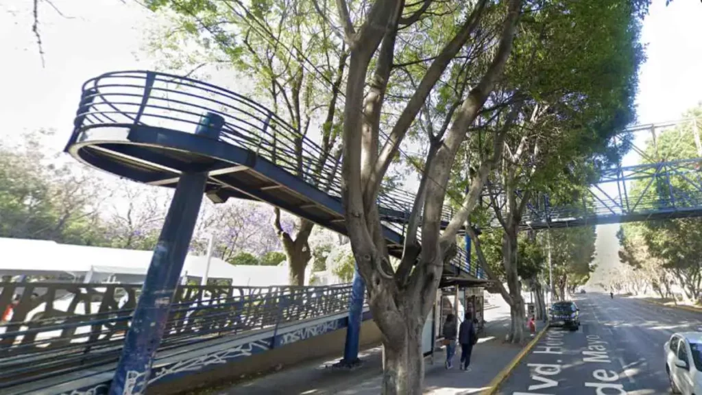 Retiro del puente peatonal de Plaza Dorada se retrasa por lluvias