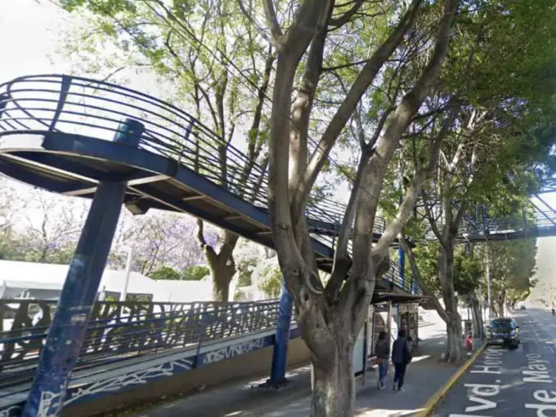 Retiro del puente peatonal de Plaza Dorada se retrasa por lluvias