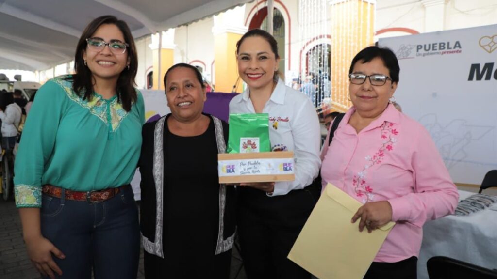 Gabriela Bonilla, presidenta de SEDIF Puebla con pobladores de Xicotepec en jornada de “Martes Incluyente”.