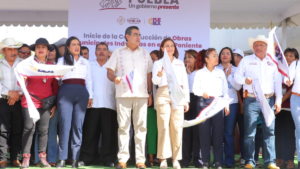 Sergio Salomón entrega aparatos ortopédicos durante 'Jornada Ciudadana' en Izúcar