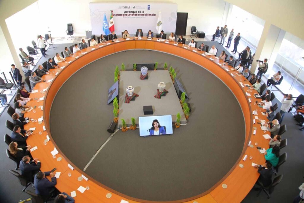 Reunión de funcionarios estatales de Puebla por Estrategia Estatal de Resiliencia.
