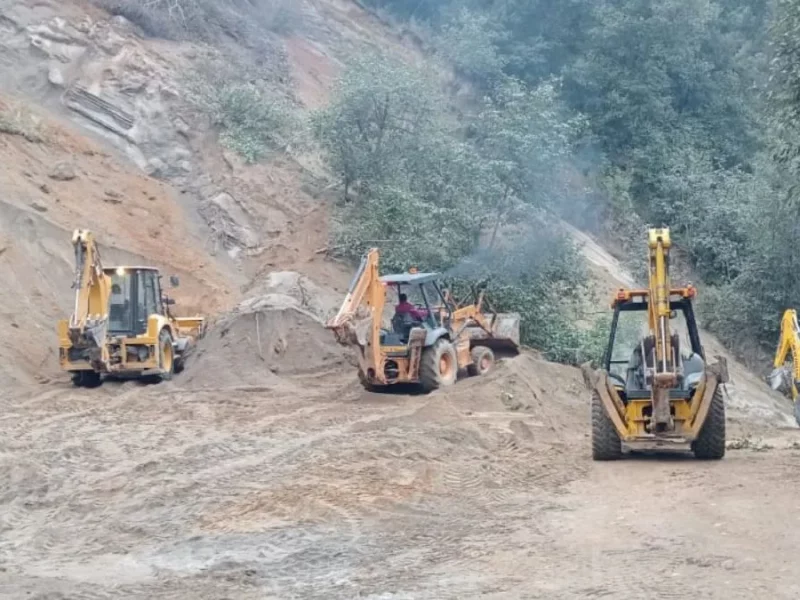 Alud de tierra sepulta a tres hombres en Tlatlauquitepec