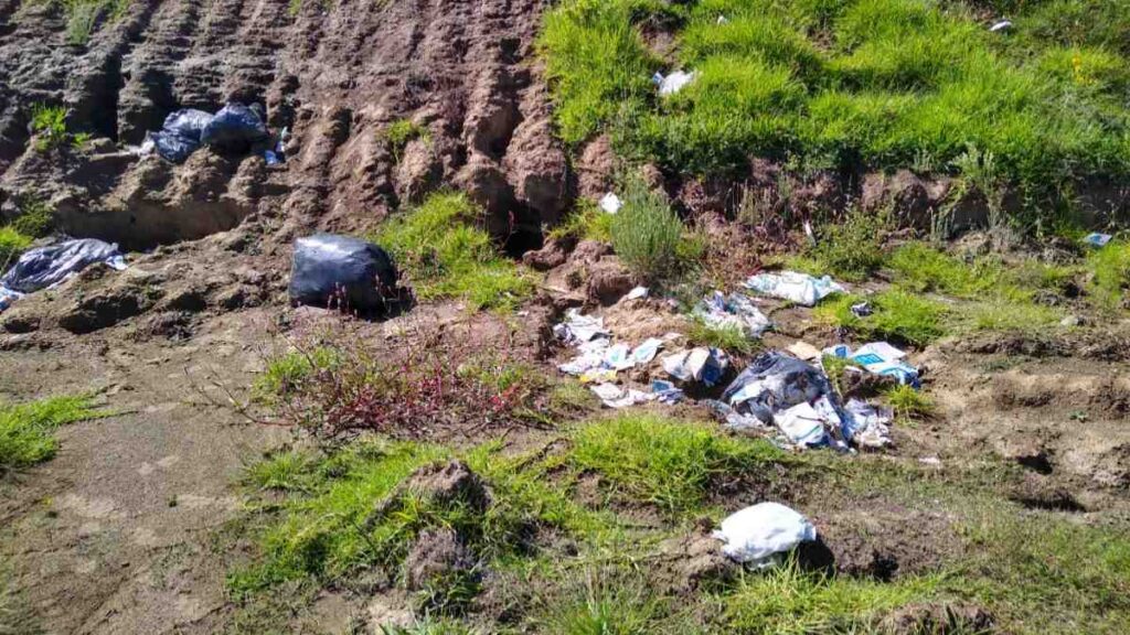 Tiran desechos hospitalarios en inmediaciones del cerro Zapotecas en Cholula