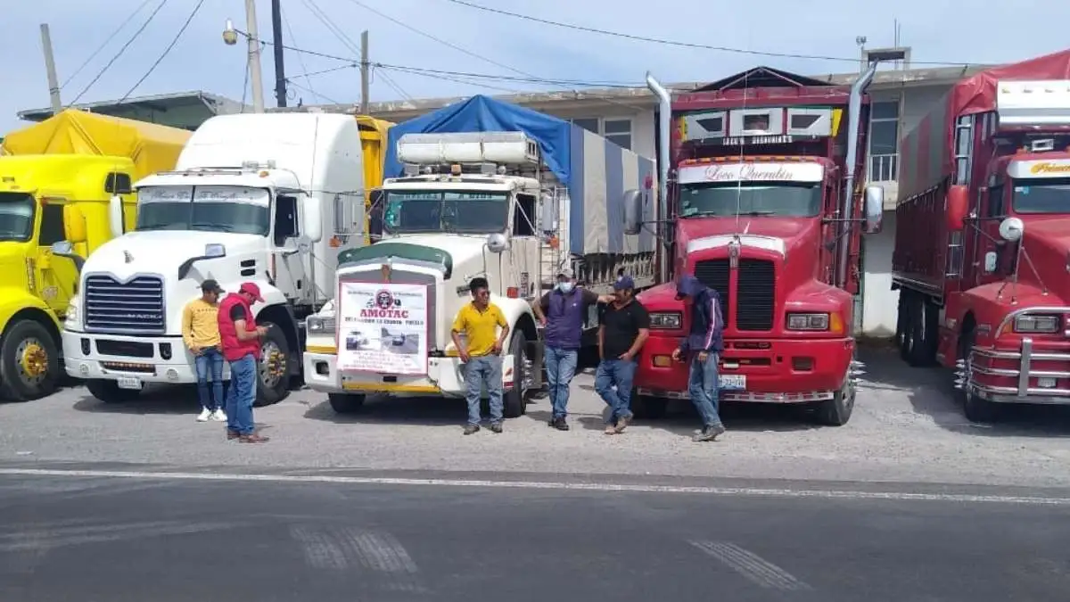 Transportistas ya no bloquearán carreteras como la México-Puebla: ¿qué le prometieron a la Amotac?