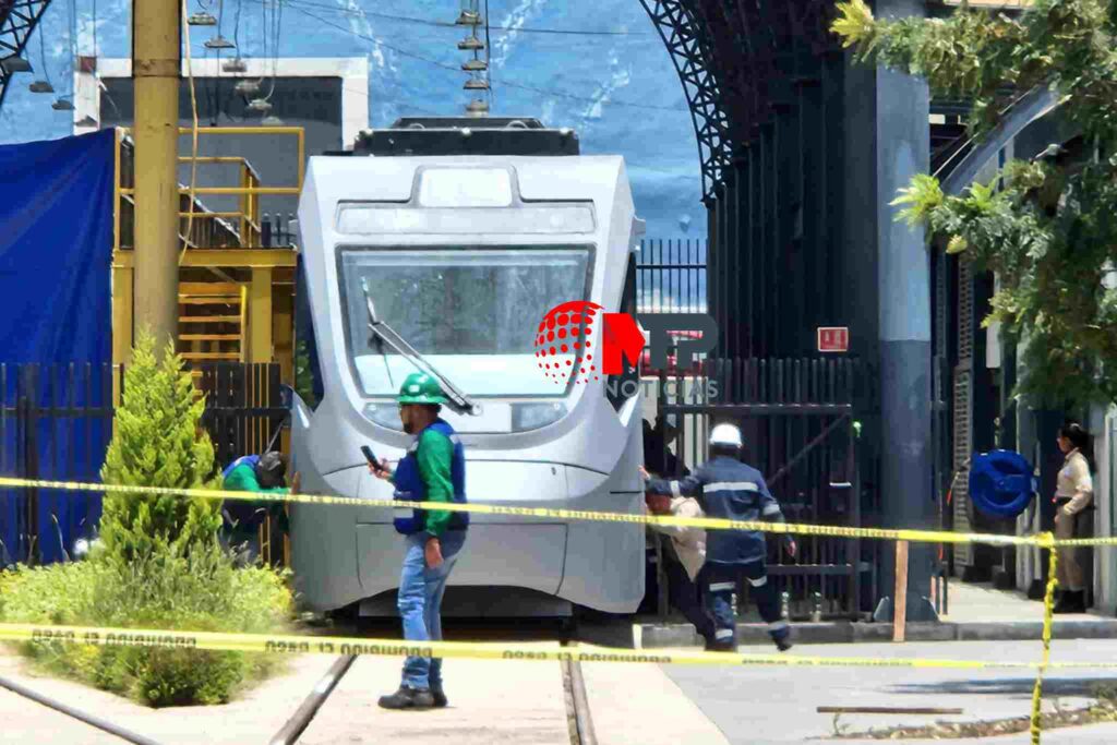 El Tren Turístico Puebla-Cholula es desmantelado por trabajadores.