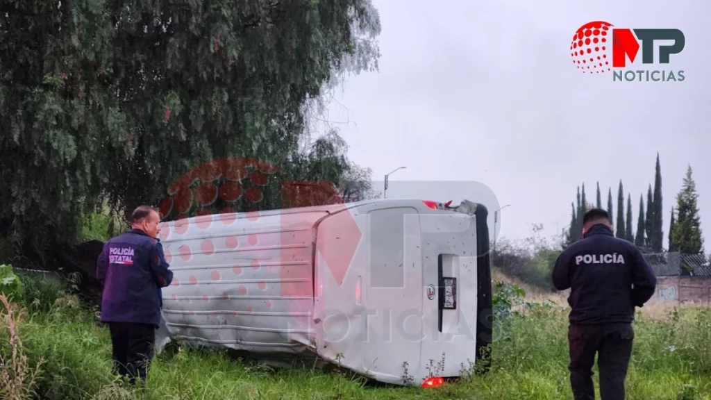 La fuerte lluvia registrada esta tarde en la ciudad de Puebla dejó como saldo un herido, el colapso de una casa y accidentes viales.