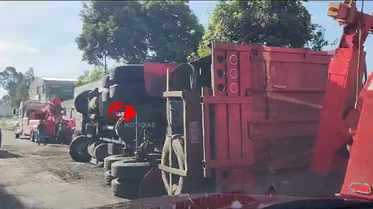 Caos en la México-Puebla: vuelca camión que llevaba aguacates