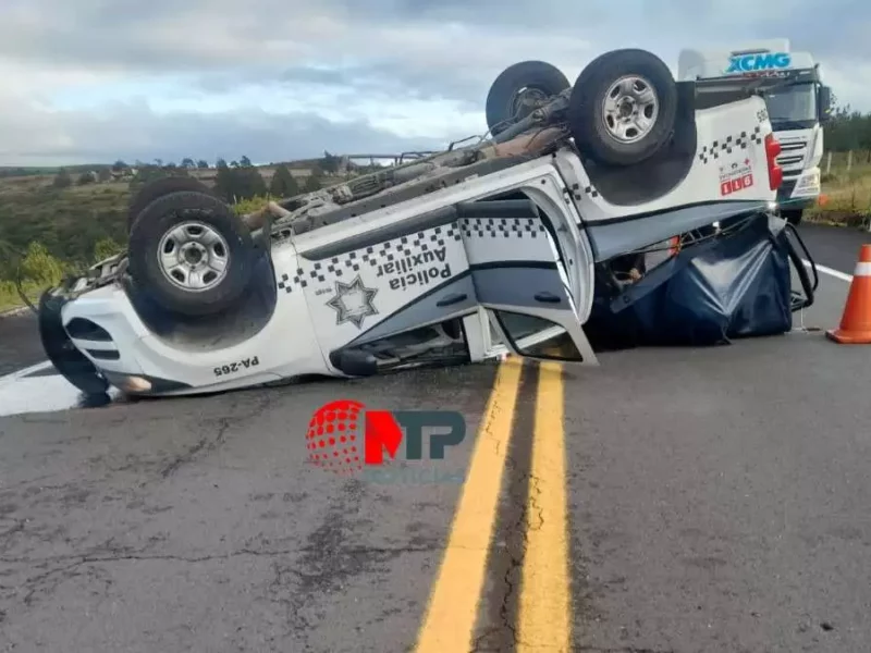 13 policías resultan lesionados tras volcadura de patrulla en Zacatlán