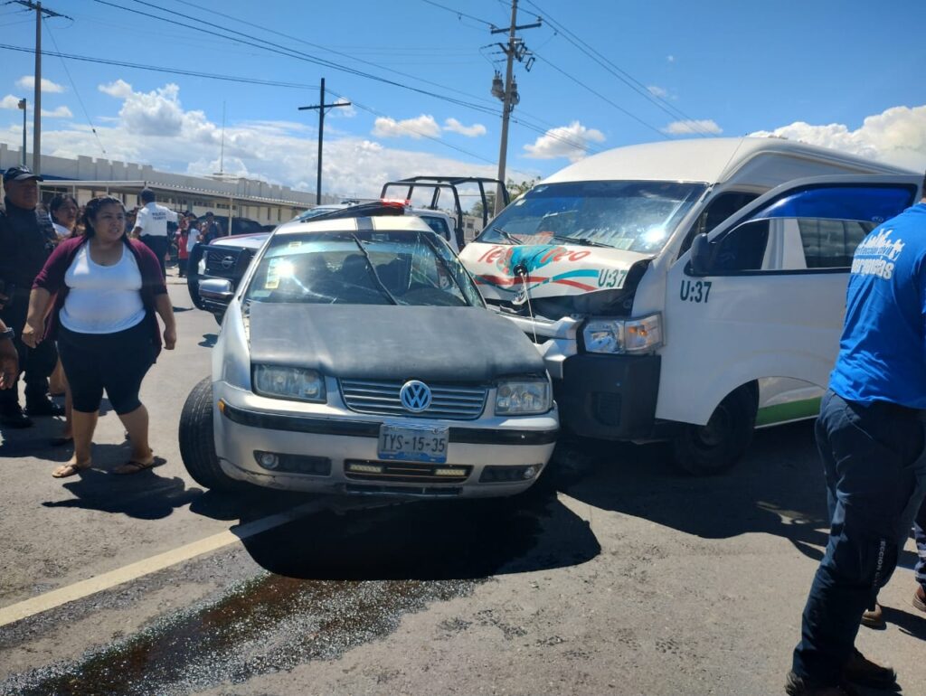 ¡Otra del transporte público! 12 heridos deja choque de ruta Ajalpan Zinacatepec