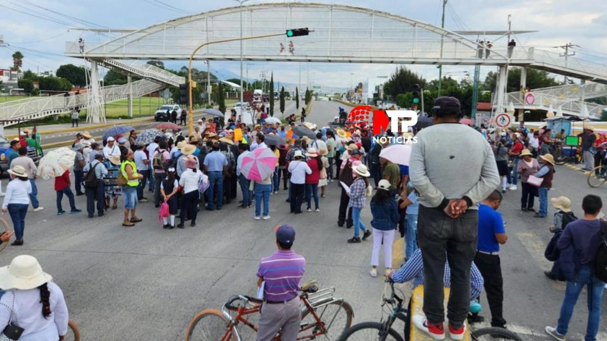 18 de septiembre pobladores desquician el tráfico en la Federal a Atlixco por estar en conta del nuevo Plan de Desarrollo de Tlatehui