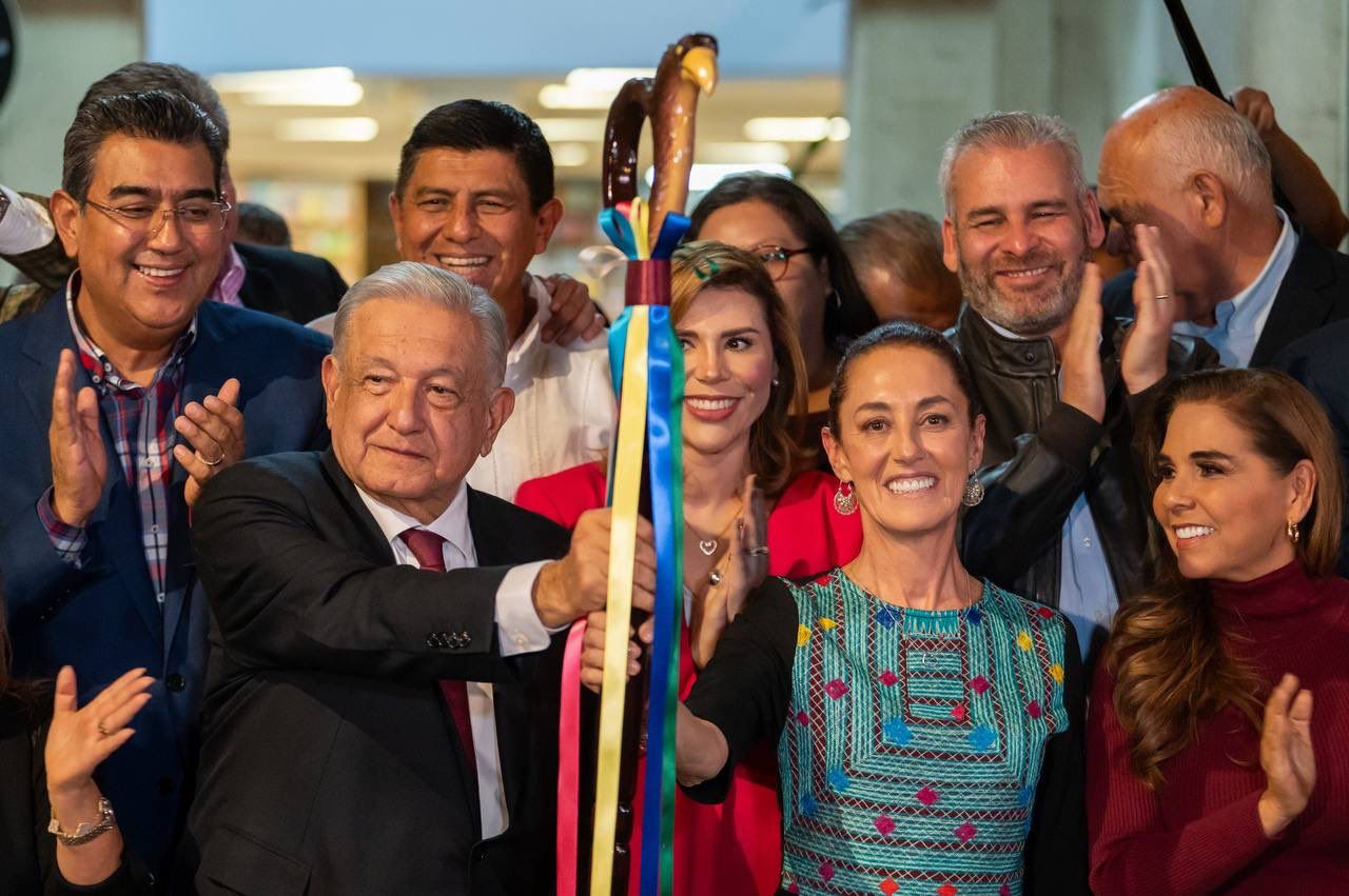 AMLO Entrega Bastón De Mando A Claudia Sheinbaum