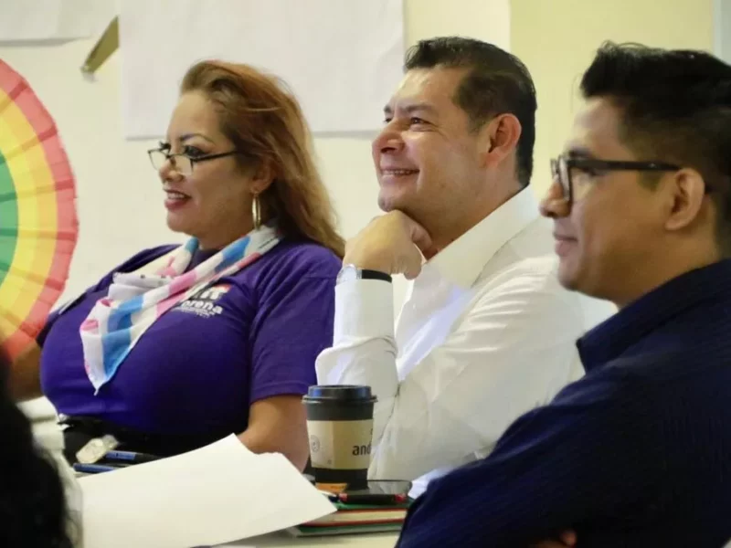 Alejandro Armenta en mesa de trabajo con Gabriela Chumacero, representante de LGBTI