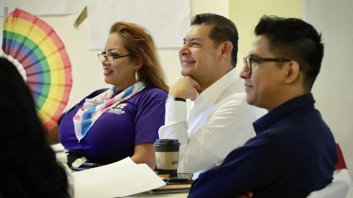 Alejandro Armenta en mesa de trabajo con Gabriela Chumacero, representante de LGBTI