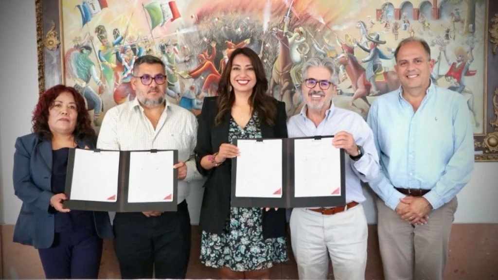 Angélica Alvarado firma convenio con Consorcio Ara