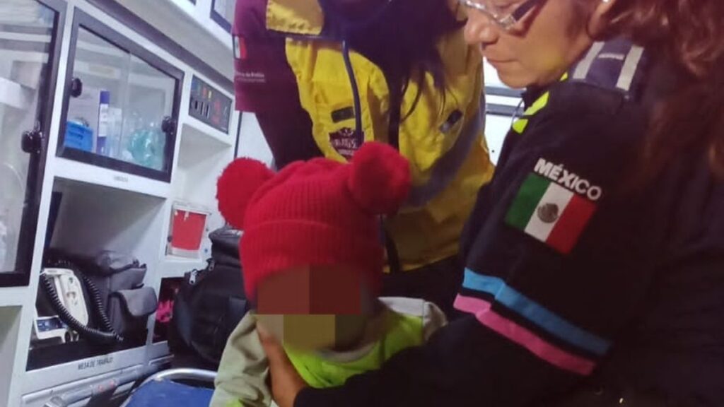 Bebé es atendido por paramédicos y policías municipales