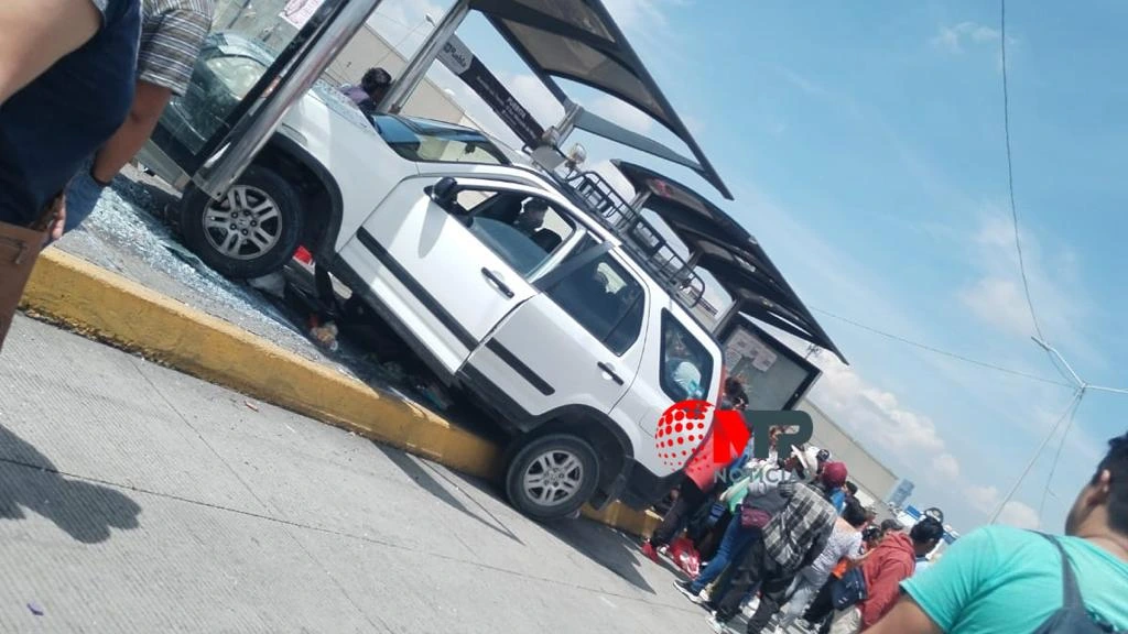 Choca su camioneta contra paradero