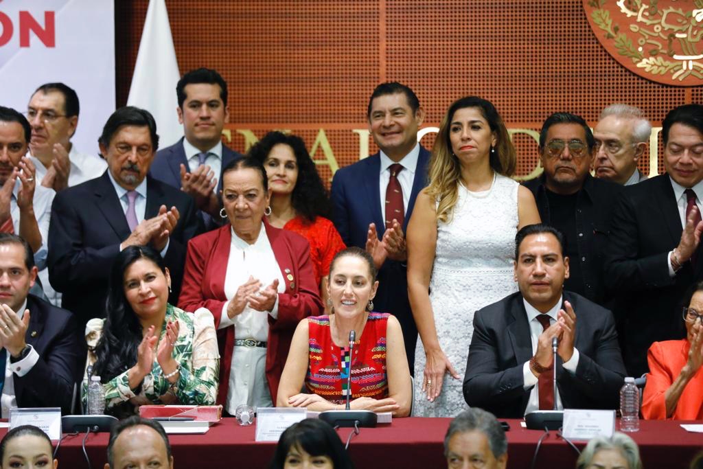 Claudia Sheinbaum, Alejandro Armenta y otros senadores en reunión
