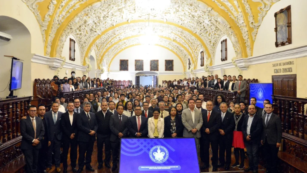 Consejeros Universitarios a lado de la rectora, Lilia Cedillo en la BUAP